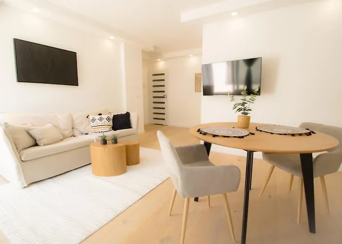 Cozy With Wooden Accents & Terrace L Jos16 Appartement Wenen